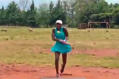 Una cancha despareja, con tierra y pasto, no es un impedimento en Kenia para jugar al tenis con empeño y dedicación.