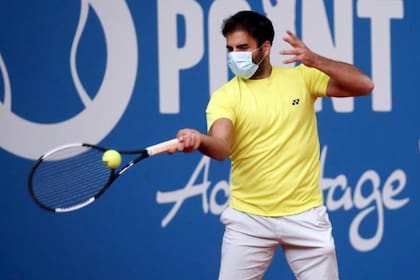 Tenistas con tapabocas.