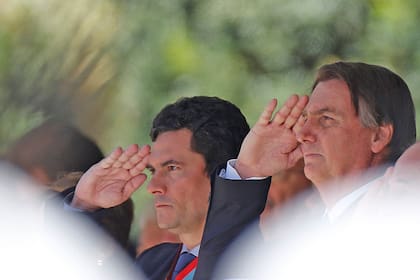 El exjuez del Lava Jato, Sergio Moro, símbolo de la lucha contra la corrupción a nivel continental, junto al presidente brasileño Jair Bolsonaro, cada vez más desatado