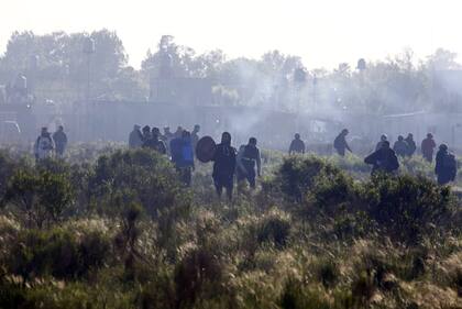 Tensión en Guernica: duros enfrentamientos entre la policía y ocupantes de la toma en pleno desalojo