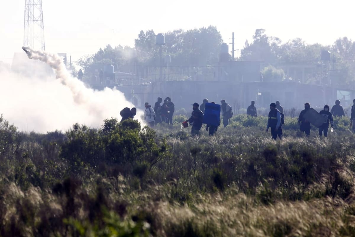 Tensión en Guernica: duros enfrentamientos entre la policía y ocupantes de la toma en pleno desalojo