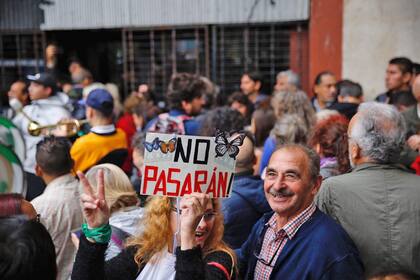 Tensión en la sede de las Madres de Plaza de Mayo por un operativo judicial