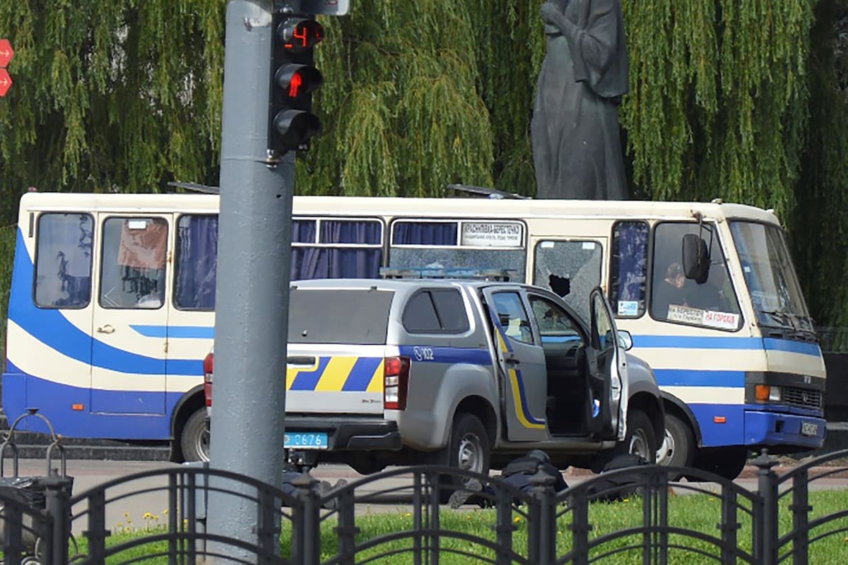 Tensión en Ucrania: un hombre armado secuestró un ómnibus y tiene a 20 personas de rehenes