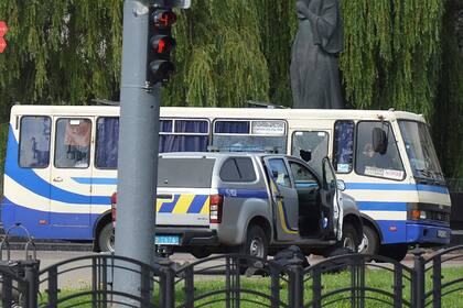 Tensión en Ucrania: un hombre armado secuestró un ómnibus y tiene a 20 personas de rehenes
