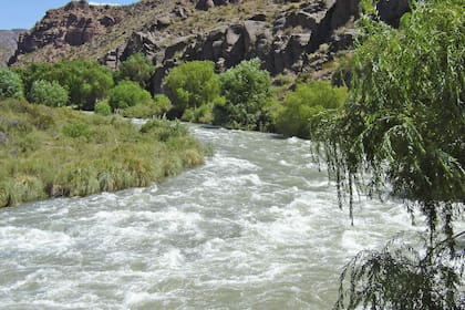 El río Atuel tiene una longitud de 550 kilómetros y por sus agua torrentosa es utilizado para rafting