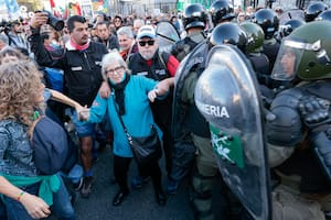 Tensión frente al Congreso por el debate sobre el veto de Javier Milei a la ley de movilidad jubilatoria