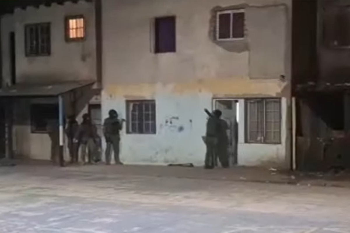 Tensión: las fuerzas de seguridad coparon el barrio en búsqueda de bandas que se disputan el control territorial.