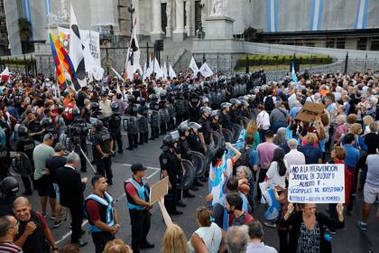 Tensión: militantes de Milagro Sala y Gerardo Morales quedaron cara a cara frente al Congreso