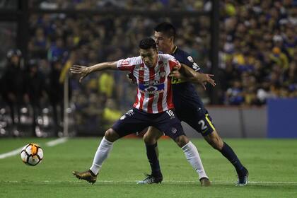 Teo Gutiérrez forcejea con Goltz. Su partido en la Bombonera no fue bueno