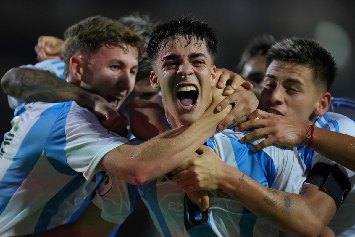 Teo Rodríguez Pagano festeja su gol ante Bolivia, con el que la Argentina ganó y se quedó con el liderato de la zona B