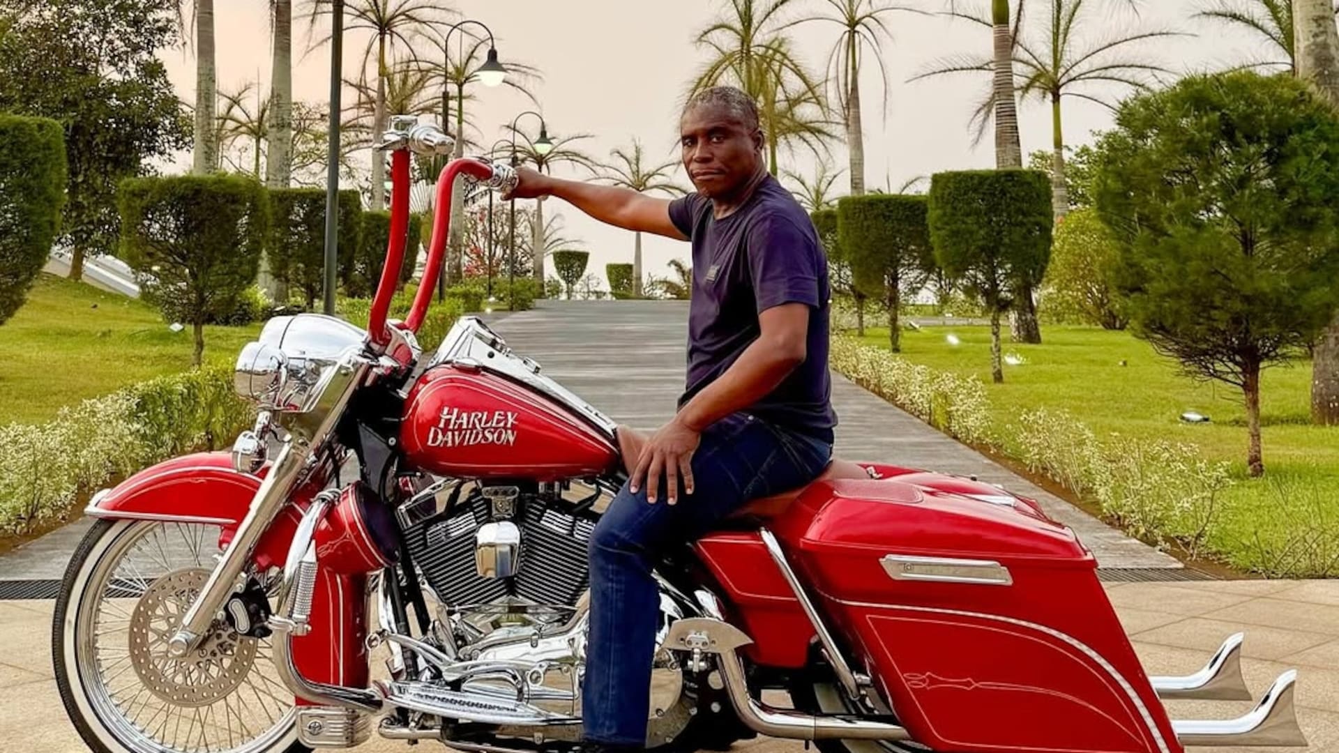 El presidente Teodoro Obiang Nguema festeja su victoria en las elecciones de 2022 junto a su esposa, Constancia Mangue y su hijo, "Teodorín", el vicepresidente