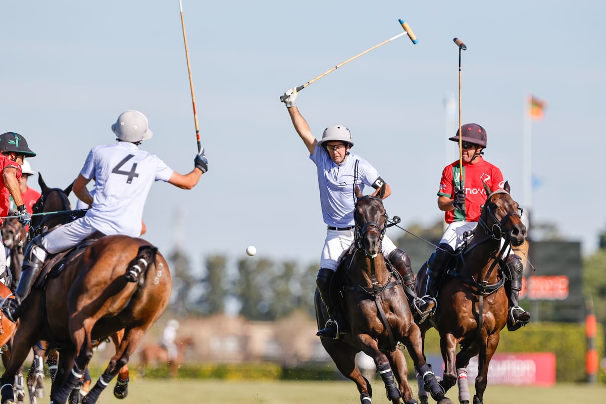 Teodoro Lacau y Diego Cavanagh parecen festejar entre Hilario Ulloa y Francisco Elizalde, pero en realidad reclaman prioridad a la bocha; Los Machitos-El Refugio sorprendió a La Irenita-La Hache en el Abierto de Tortugas.