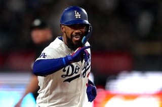 Un jonrón de tres carreras de Teoscar Hernández impulsa a los Dodgers a vencer 6-3 a los Rojos
