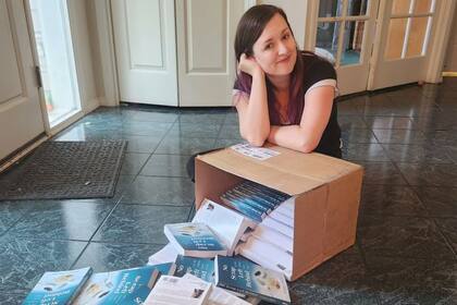 Teralyn Pilgrim, autora de "No Scrap Left Behind: My Life Without Food Waste", junto a la primera caja de su flamante obra