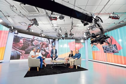 NOTICIA Y MEDIA. De lunes a viernes, a las 18, Julián Weich conduce este ciclo cuya propuesta es transformar la noticia en una experiencia entretenida, con la participación de periodistas de la casa, como Mariana Arias, Yamila Trautman y Gabriel Di Nicola