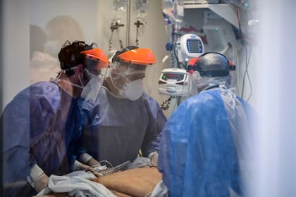Terapistas asisten a un paciente con Covid-19 en la unidad de terapia intensiva del Hospital Néstor Kirchner, en Florencio Varela