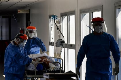 Terapistas asisten a un paciente con COVID-19  en la Unidad de Terapia Intensiva de El Cruce, en el Hospital Dr Nestor Kirchner en Florencio Varela, el 13 de abril de 2021