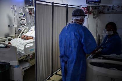 Terapistas asisten a un paciente con Covid-19  en la Unidad de Terapia Intensiva de El Cruce, en el Hospital Dr. Néstor Kirchner, en Florencio Varela