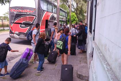 Tercer día de protesta de maleteros que bloquean la terminal marplatense y prometen nacionalizar la protesta