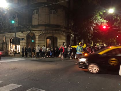 Tercer día de vigilia fuera de la casa de Cristina Kirchner, tras su defensa por YouTube y el pedido de condena del fiscal Diego Luciani
