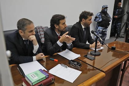 El fiscal Patricio Ferrari (a la derecha de la imagen) y, cerca suyo, la caja donde donde guardó las balas
