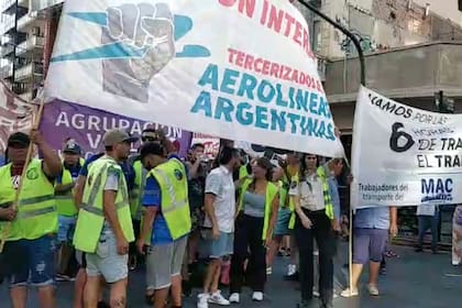 Tercerizados de Aerolíneas Argentinas cortan Callao y Corrientes