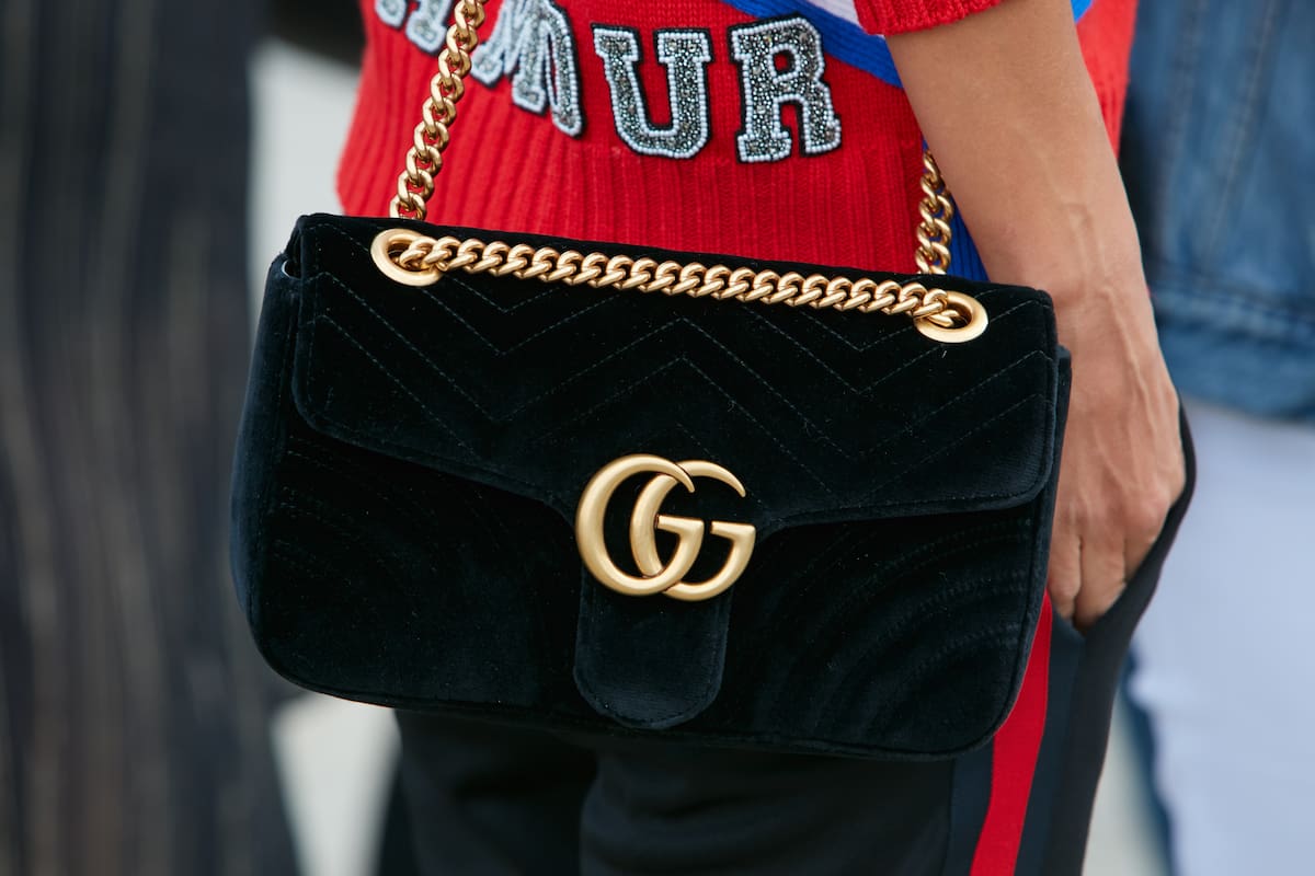 Terciopelo y cadena dorada para la cartera más inspirada de Gucci
