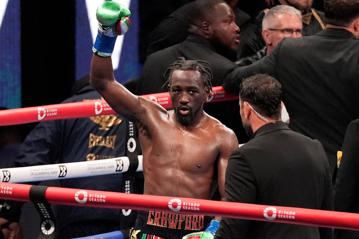 Terence Crawford, centro, levanta el puño al final de la pelea a 12 asaltos contra Israil Madrimov durante una pelea de boxeo por el campeonato de peso súper welter en Los Ángeles, el sábado 3 de agosto de 2024. Crawford, el consenso del mejor boxeador libra por libra del mundo, derrotó a Israil Madrimov por decisión unánime para convertirse en campeón de cuatro divisiones. Crawford ganó el título superwelter de la AMB el sábado por la noche en Los Ángeles en su primera pelea en las 154 libras. (AP Foto/Damian Dovarganes)