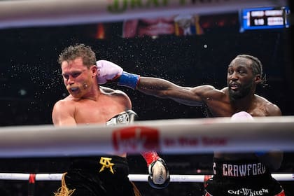 Terence Crawford le da un golpe al Canelo Alvarez durante la pelea por el campeonato indiscutido en Las Vegas el sábado 13 de septiembre del 2025. (AP Foto/David Becker)