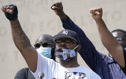 Terence Floyd, hermano del fallecido George, levanta un puño luego del acto por su hermano en Cadman Plaza, en Brooklyn, Nueva York