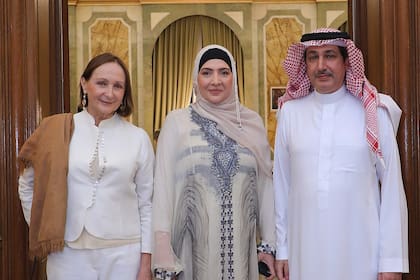 Teresa Anchorena junto al embajador Hussein Mohammad Abdulfatah Alassiri y su esposa, Eiman Hassan A. Nather
