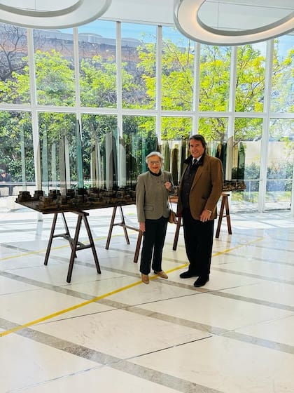 Teresa Bortagaray y Julio Suaya, presidenta y director de la Fundación Clorindo Testa, en la muestra exhibida en Torre Macro
