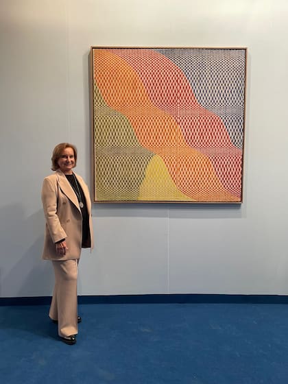 Teresa Bulgheroni con Triptico nro. 2 (1954), de Germaine Derbecq, en Calvaresi