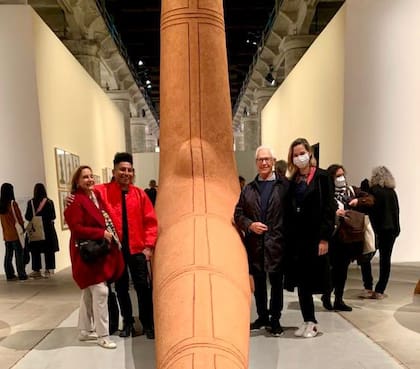 Teresa Bulgheroni, Gabriel Chaile, Eduardo Costantini y su esposa, Elina, con una de las obras del conjunto escultórico "Grupo familiar" que adquirió en Venecia el coleccionista argentino