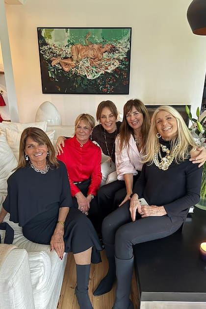 Teresa Calandra, Leticia Carossella, Nequi Galotti y Evelyn Scheidl rodean a la cumpleañera