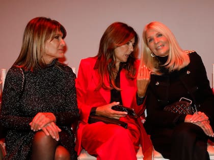 Teresa Calandra y Andrea Frigerio fueron de las primeras en llegar. Junto a Evelyn Scheidl aplaudieron las últimas propuestas del diseñador Fabián Zitta