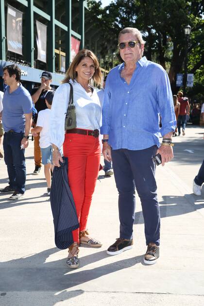 Teresa Calandra y su marido, Gonzalo Bergadá. La ex modelo eligió un pantalón al rojo vivo y alpargatas.