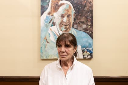Teresa García posa con un collage del Papa Francisco