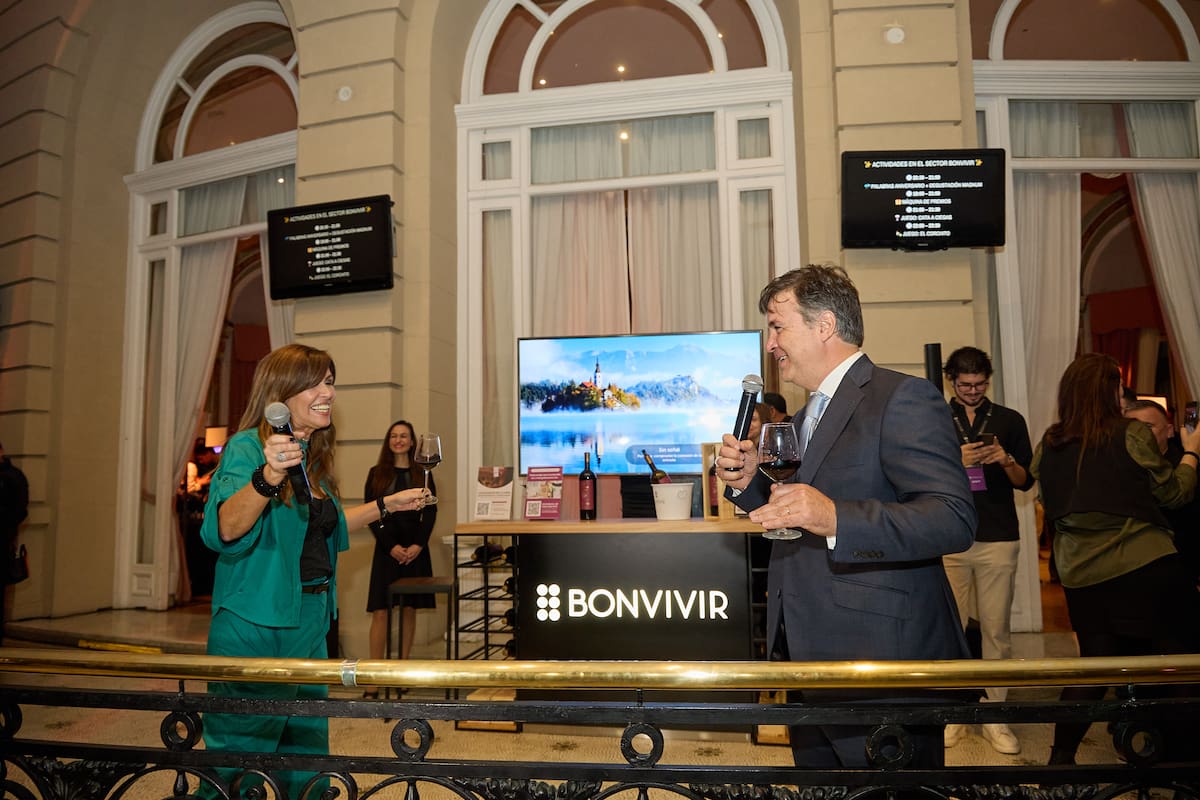 Teresa García Santillán, brand ambassador de Bonvivir, y Manuel Lanús, CEO de Colomé, durante la presentación del vino aniversario