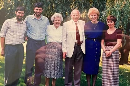 Teresa junto a sus hermanos y padres adoptivos (Foto The Sun)
