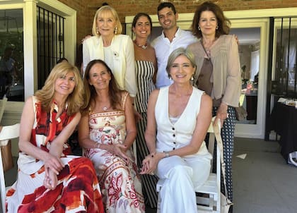 Teresa mantiene intactos los vínculos que forjó en los tiempos que recorría las pasarelas, por eso la acompañaron Karina Rabolini, Paula Doretti, Teresa Frías y Ada Mazo.