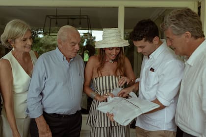 Teresa, su papá Carlos Garbesi, los novios y Enrique Solanet. "Carlos nos regaló un espejo q le habían regalado en su casamiento hace 70 años. Fue un gesto lindísimo", revela Vicky.
