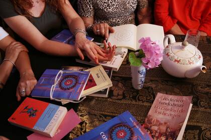Teresa Taborda armó un taller literario en su casa de Brandsen; lleva 20 años en funcionamiento