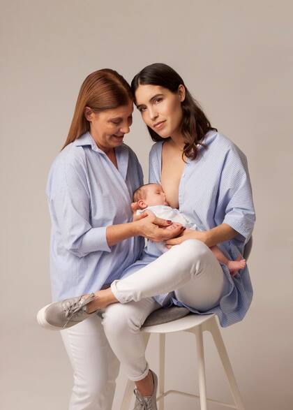 Teresa: Camisa de poplin (Cibeles, $2700) y jean (Giesso, $2996). Paula: Camisa de poplin (Cibeles, $3370), jean (Giesso, $2996) y zapatillas de lona metalizada con plataforma (Ked’s en Grimoldi, $2700). Lena: Bombachudo estampado (Cheeky, $539)