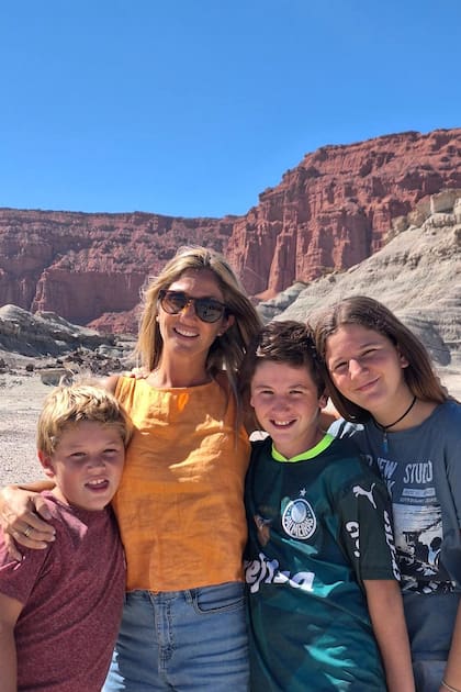 Teresita de Velazco Ledesma junto a sus tres hijos
