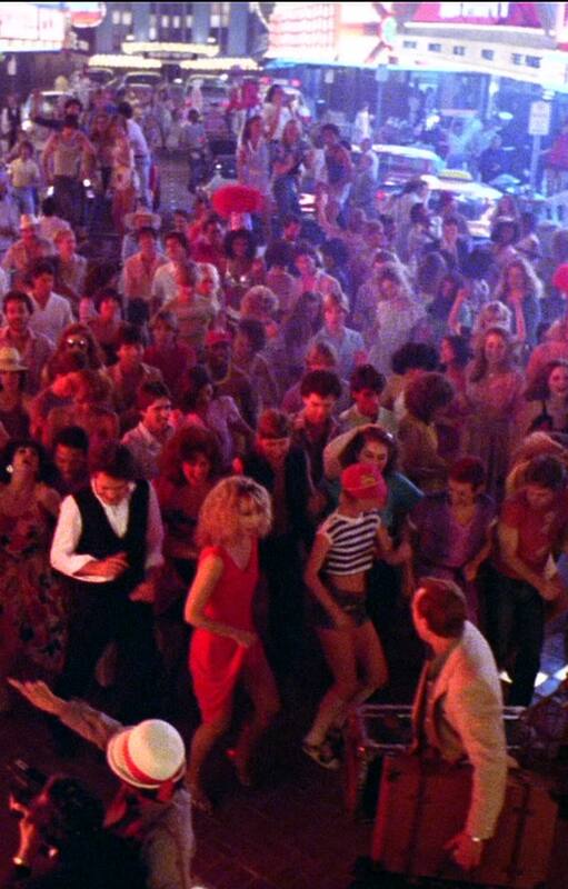 Teri Garr y Frederic Forrest durante el rodaje de este "cuento de hadas para adultos" ambientado en Las Vegas, un musical colorido y estilizado con una banda de sonido compuesta por Tom Waits