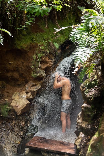 Termas de Queñi, se llega caminando desde Hua Hum.