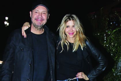 Terminada la función, comieron a la luz de las velas en un restaurante de Recoleta. Marcelo le dio el toque a su outfit informal con accesorios de cuero: botas y gorra. Guille, que también llevaba jeans, optó por un tapado de cuero y paño, cinturón Gucci y bucaneras, un highlight de Valdez, su marca