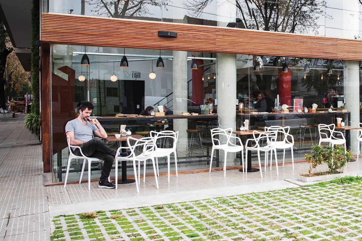 Terminadas las obras de vivienda que lo caracterizan (de 15 metros de altura máxima y retiros de 20 de la línea municipal, que generan espacios verdes públicos), el Barrio Parque DonadoHolmberg no deja de atraer tiendas y cafés que contagian a calles vecinas.