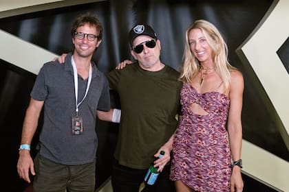 Terminado el show, Clemente “Corchito” Zavaleta y su mujer, Isabelle Strom, fueron a saludar a Calamaro.
